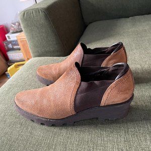 Donald Pliner Sheldy Ankle Boots in Caramel Suede in 7.5